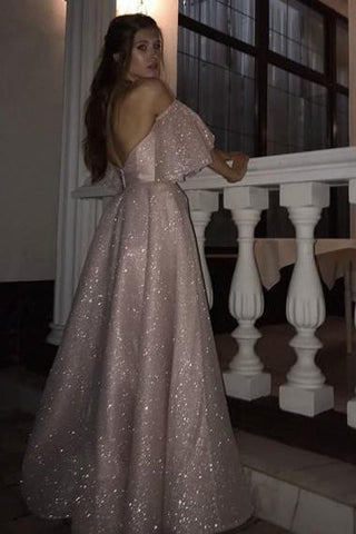 Precioso vestido de fiesta corte A con lentejuelas rosa perla y abertura alta, con pulsera.