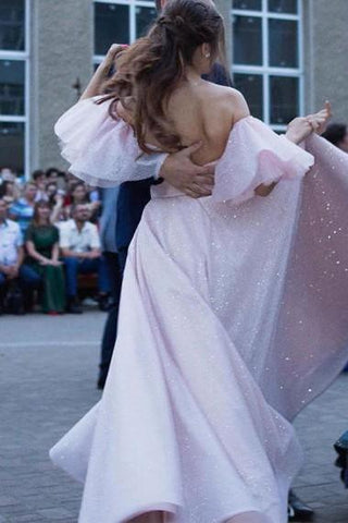 Precioso vestido de fiesta corte A con lentejuelas rosa perla y abertura alta, con pulsera.