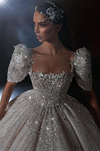 Precioso vestido de novia de corte princesa, corte en A, con mangas cortas, bordado de encaje y cuentas.