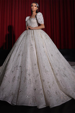 Precioso vestido de novia de corte princesa, corte en A, con mangas cortas, bordado de encaje y cuentas.