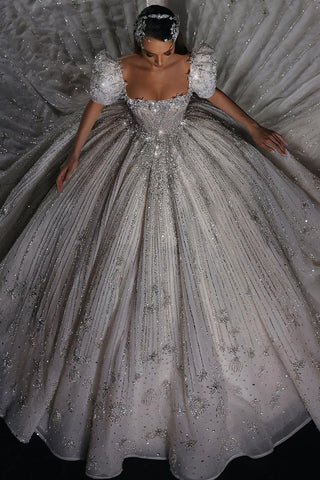 Precioso vestido de novia de corte princesa, corte en A, con mangas cortas, bordado de encaje y cuentas.