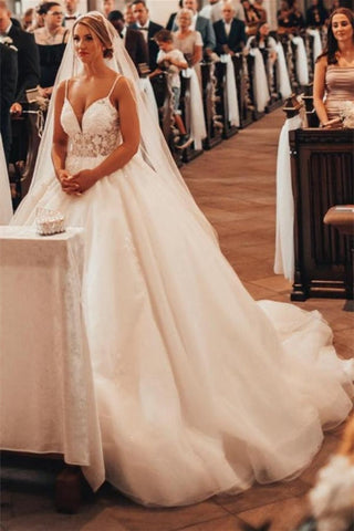 Precioso vestido de novia corte princesa con escote en V y corte en A con encaje.