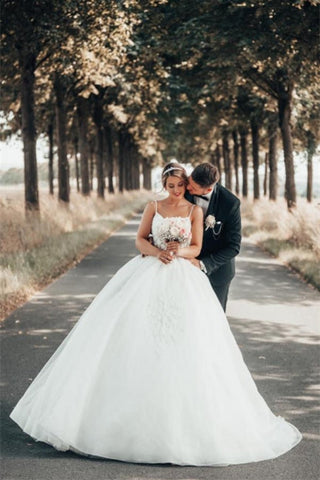 Precioso vestido de novia corte princesa con escote en V y corte en A con encaje.