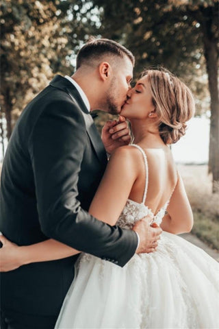 Precioso vestido de novia corte princesa con escote en V y corte en A con encaje.