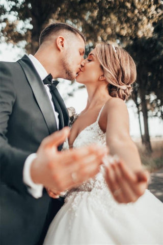 Precioso vestido de novia corte princesa con escote en V y corte en A con encaje.