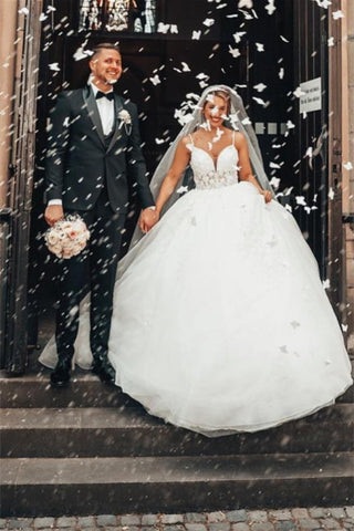 Precioso vestido de novia corte princesa con escote en V y corte en A con encaje.