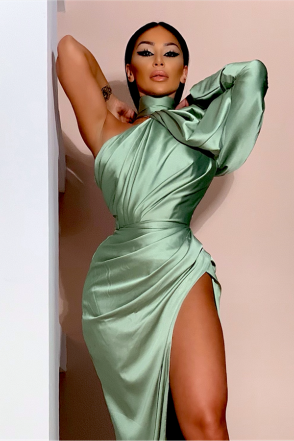 Magnifique robe de bal bouffante à col montant et manches longues fendues