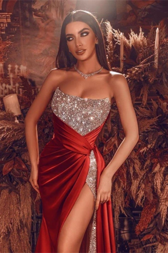 Precioso vestido largo de noche rojo con abertura y cuentas largas.