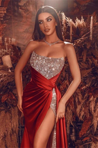 Precioso vestido largo de noche rojo con abertura y cuentas largas.
