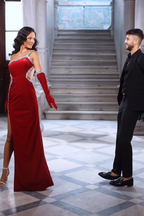 Precioso vestido de sirena rojo con tirantes, lentejuelas y abertura lateral para baile de graduación.