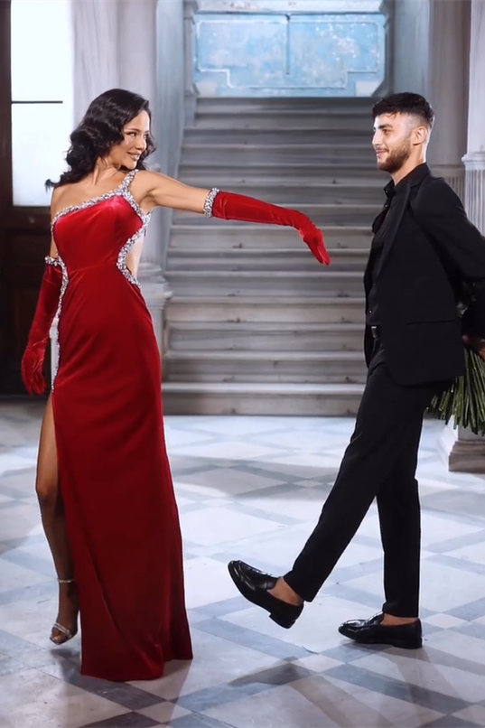 Precioso vestido de sirena rojo con tirantes, lentejuelas y abertura lateral para baile de graduación.