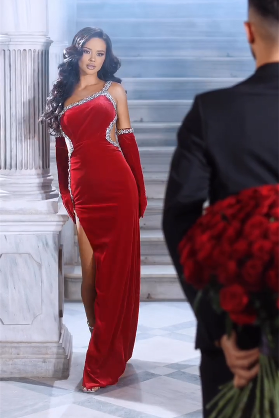 Precioso vestido de sirena rojo con tirantes, lentejuelas y abertura lateral para baile de graduación.
