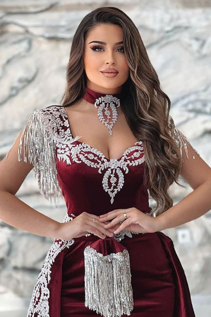 Precioso vestido de fiesta rojo con escote corazón, apliques, sin mangas, abertura frontal, largo hasta el suelo y cola.