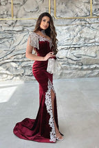 Precioso vestido de fiesta rojo con escote corazón, apliques, sin mangas, abertura frontal, largo hasta el suelo y cola.