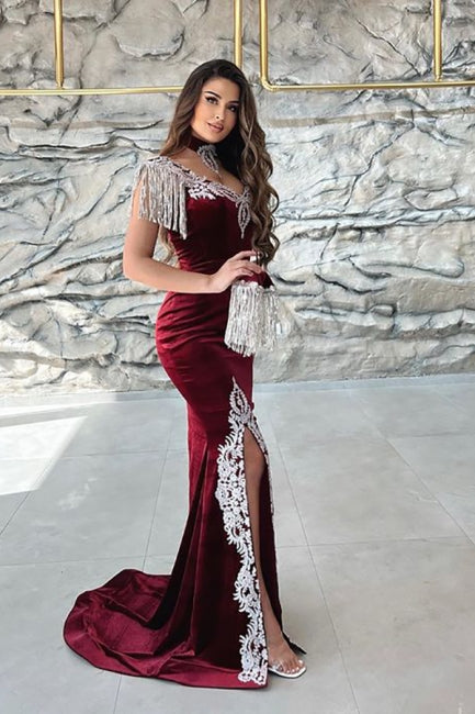 Precioso vestido de fiesta rojo con escote corazón, apliques, sin mangas, abertura frontal, largo hasta el suelo y cola.