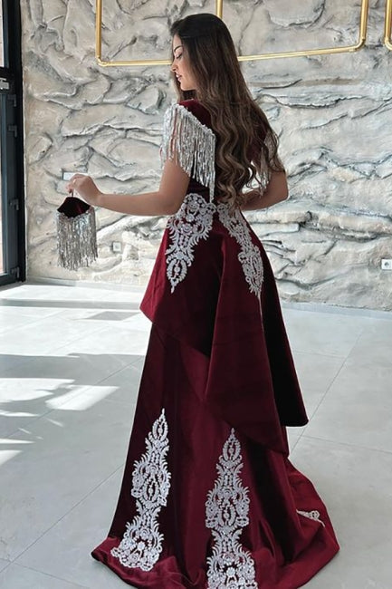 Precioso vestido de fiesta rojo con escote corazón, apliques, sin mangas, abertura frontal, largo hasta el suelo y cola.