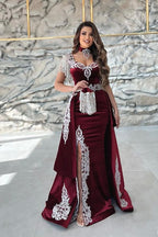Precioso vestido de fiesta rojo con escote corazón, apliques, sin mangas, abertura frontal, largo hasta el suelo y cola.