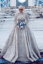Robe de mariée somptueuse à sequins, manches longues, col montant et traîne.