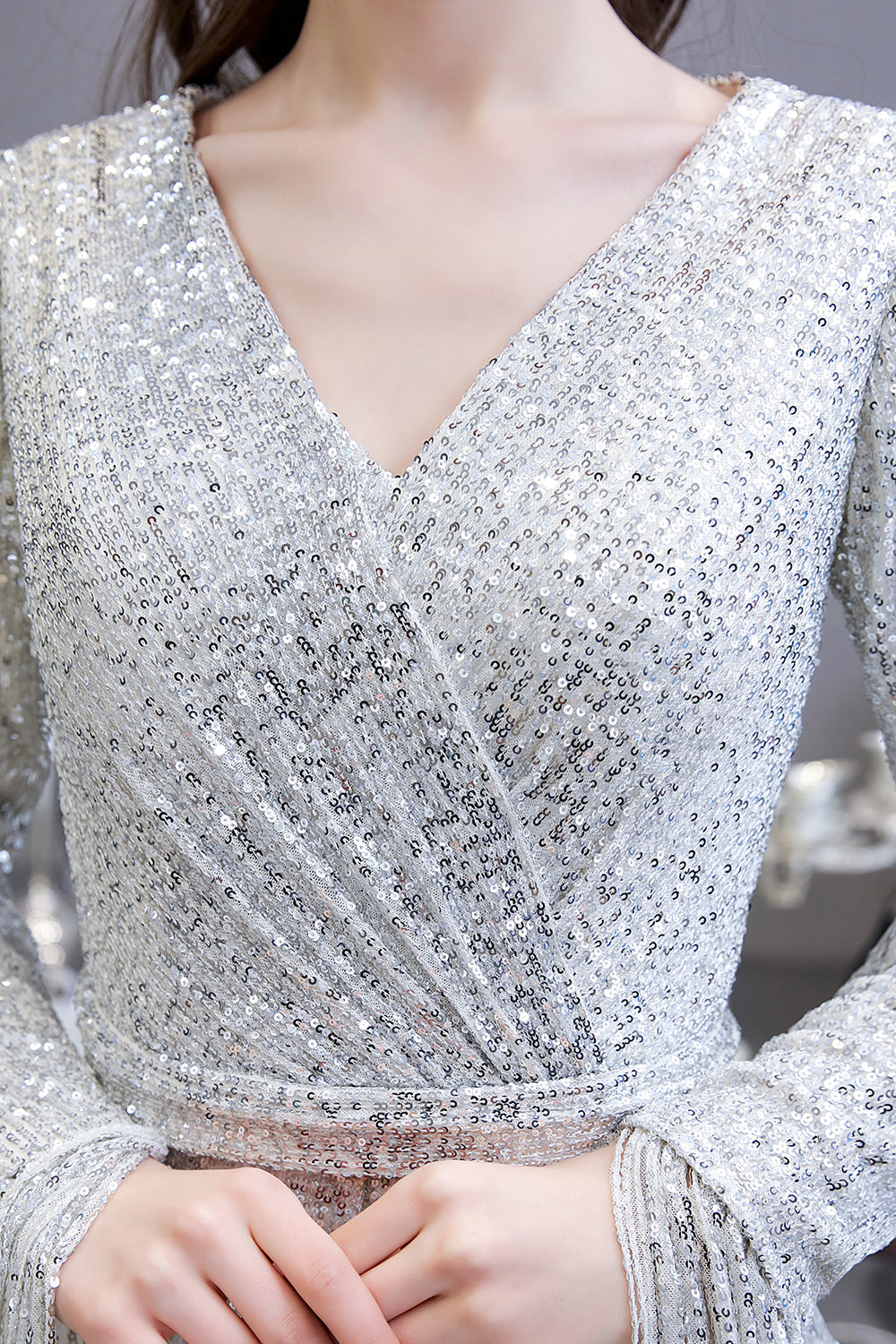 Preciosos vestidos de noche de sirena con lentejuelas, manga larga y escote en V