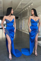 Magnifique robe de soirée longue sans manches bleu roi, ornée de perles et fendue.