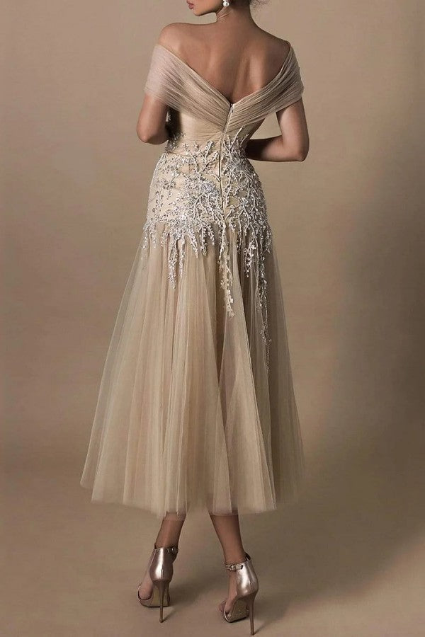Magnifiques robes de mariée courtes en dentelle, coupe trapèze, épaules dénudées, ornées de perles.