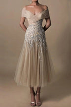 Magnifiques robes de mariée courtes en dentelle, coupe trapèze, épaules dénudées, ornées de perles.
