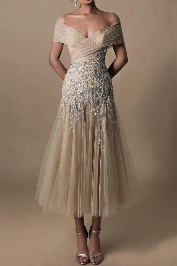 Magnifiques robes de mariée courtes en dentelle, coupe trapèze, épaules dénudées, ornées de perles.
