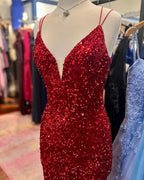 Magnifique robe de bal moulante à fines bretelles et décolleté en V, ornée de sequins courts