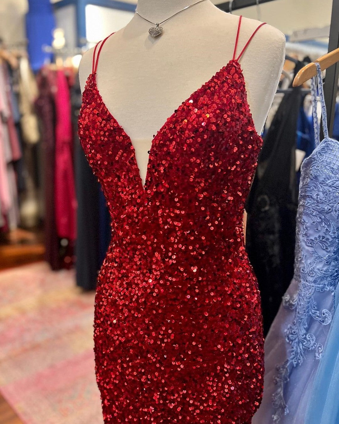 Magnifique robe de bal moulante à fines bretelles et décolleté en V, ornée de sequins courts