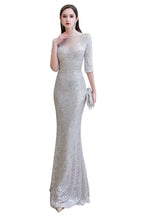 Magnifique robe de bal longue argentée à manches longues