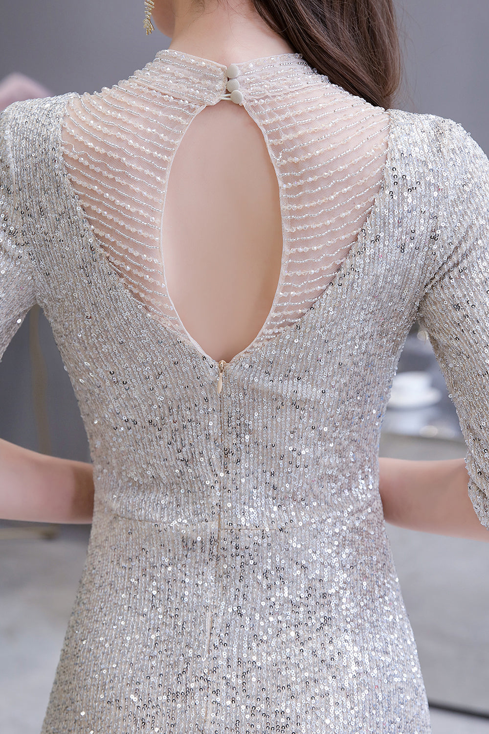 Magnifique robe de bal longue argentée à manches longues