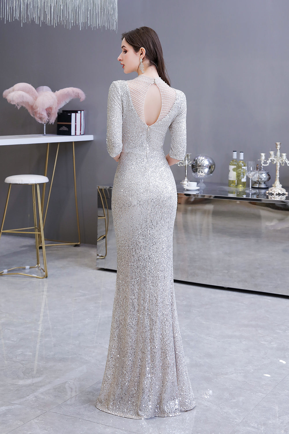 Magnifique robe de bal longue argentée à manches longues