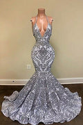 Preciosos vestidos de sirena plateados para baile de graduación con tirantes finos, escote en V, apliques de encaje y estilo sirena.