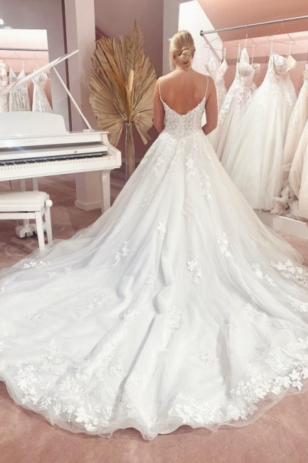 Precioso vestido de novia de tul, corte A, sin mangas, con tirantes finos, largo hasta el suelo y cola de corte. 