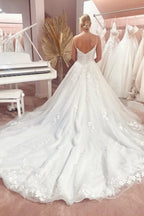 Precioso vestido de novia de tul, corte A, sin mangas, con tirantes finos, largo hasta el suelo y cola de corte. 