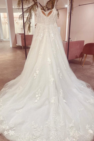 Precioso vestido de novia de tul, corte A, sin mangas, con tirantes finos, largo hasta el suelo y cola de corte. 