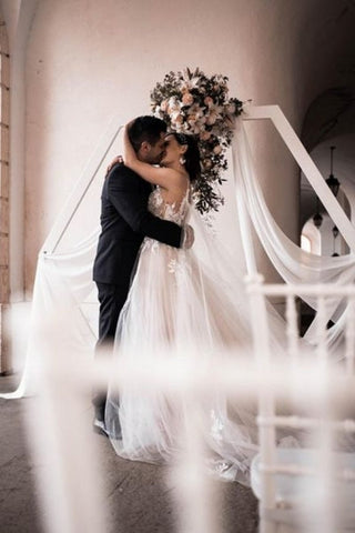 Preciosos vestidos de novia de tul sin mangas con tirantes finos y corte en A, con estampado. 