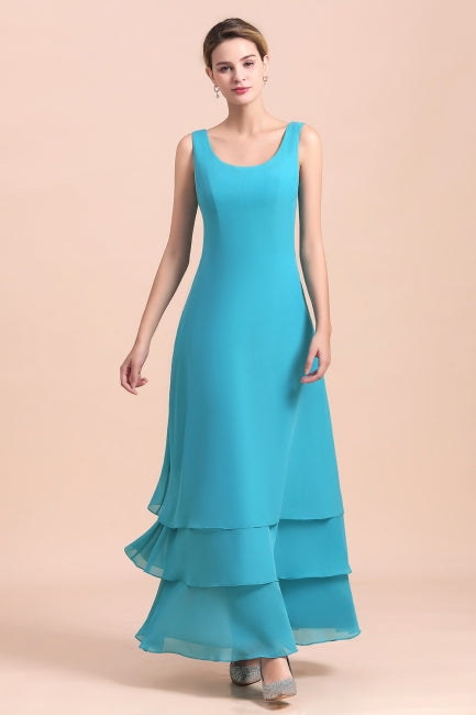 Precioso vestido de madrina con escote cuadrado, flores y capas, con largas capas cruzadas.