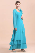 Precioso vestido de madrina con escote cuadrado, flores y capas, con largas capas cruzadas.
