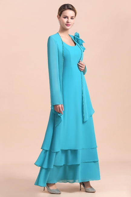Precioso vestido de madrina con escote cuadrado, flores y capas, con largas capas cruzadas.