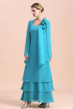 Precioso vestido de madrina con escote cuadrado, flores y capas, con largas capas cruzadas.