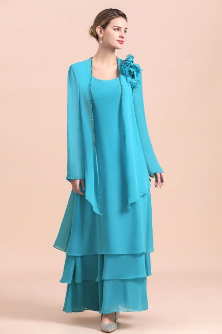 Precioso vestido de madrina con escote cuadrado, flores y capas, con largas capas cruzadas.