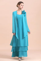 Precioso vestido de madrina con escote cuadrado, flores y capas, con largas capas cruzadas.