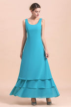 Precioso vestido de madrina con escote cuadrado, flores y capas, con largas capas cruzadas.