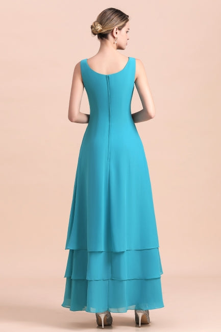 Precioso vestido de madrina con escote cuadrado, flores y capas, con largas capas cruzadas.
