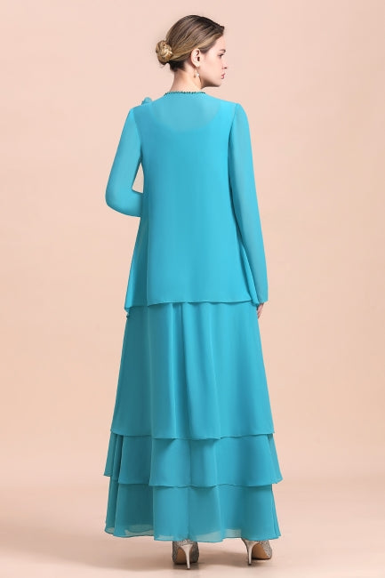 Precioso vestido de madrina con escote cuadrado, flores y capas, con largas capas cruzadas.