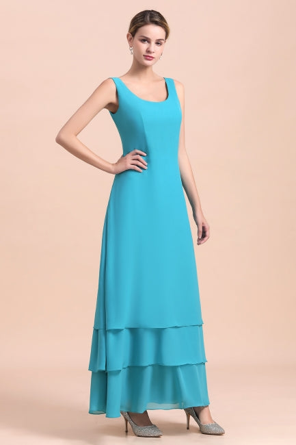 Precioso vestido de madrina con escote cuadrado, flores y capas, con largas capas cruzadas.