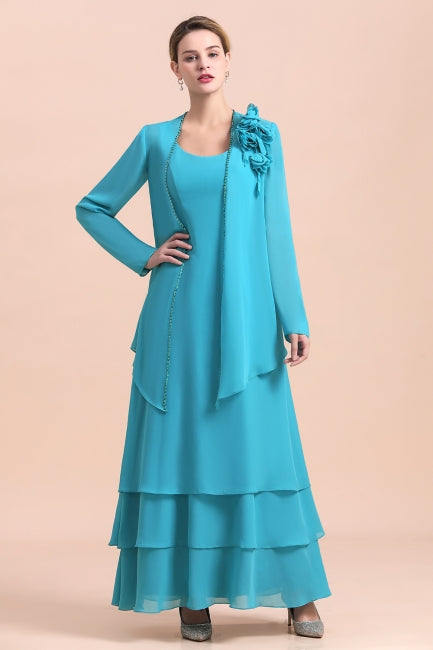 Precioso vestido de madrina con escote cuadrado, flores y capas, con largas capas cruzadas.