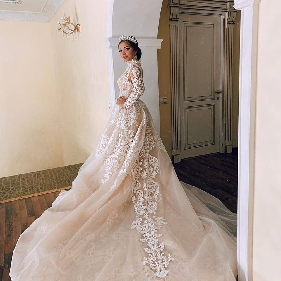 Magnifique robe de mariée sirène en tulle et dentelle à décolleté cœur, idéale pour le printemps et l'été