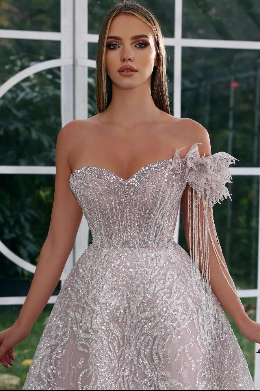 Precioso vestido de graduación de corte A con escote corazón y hombros descubiertos, adornado con cuentas